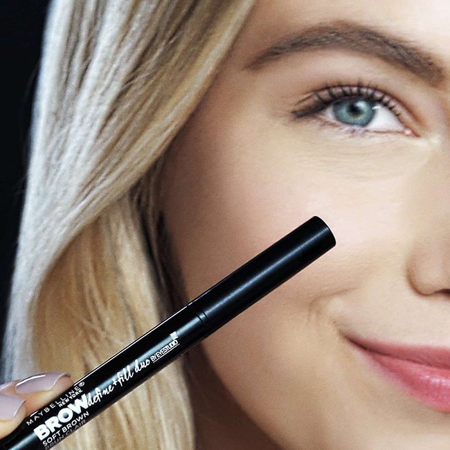 Модель, яка тримає засіб Maybelline New York Brow Define and Fill Duo